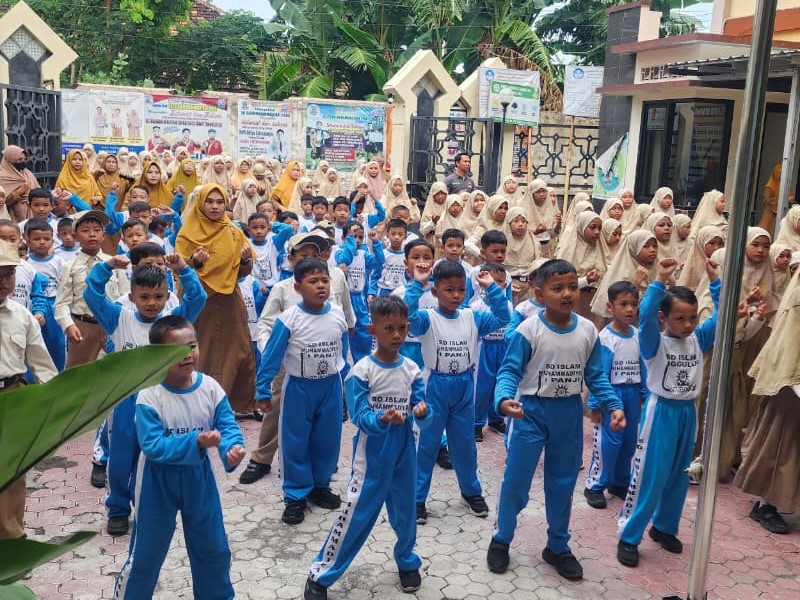 Pelaksanaan apel pagi dan senam bersama